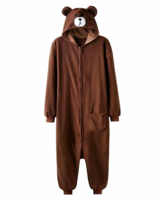 The suit represents a bear, it is a complete pyjama with a zip on the front to facilitate the putting on of it. On the hood of the suit we find a shape of bear head with white muzzle and ears.