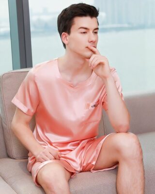 Pink satin pajamas for men. It is a pyjama that includes shorts and a satin t-shirt