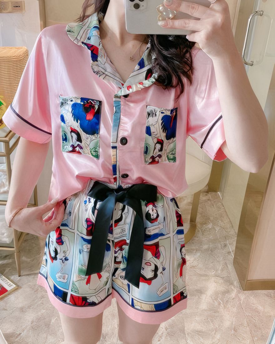Pink silk pajamas with short sleeves Snow White pattern worn by a woman in a house
