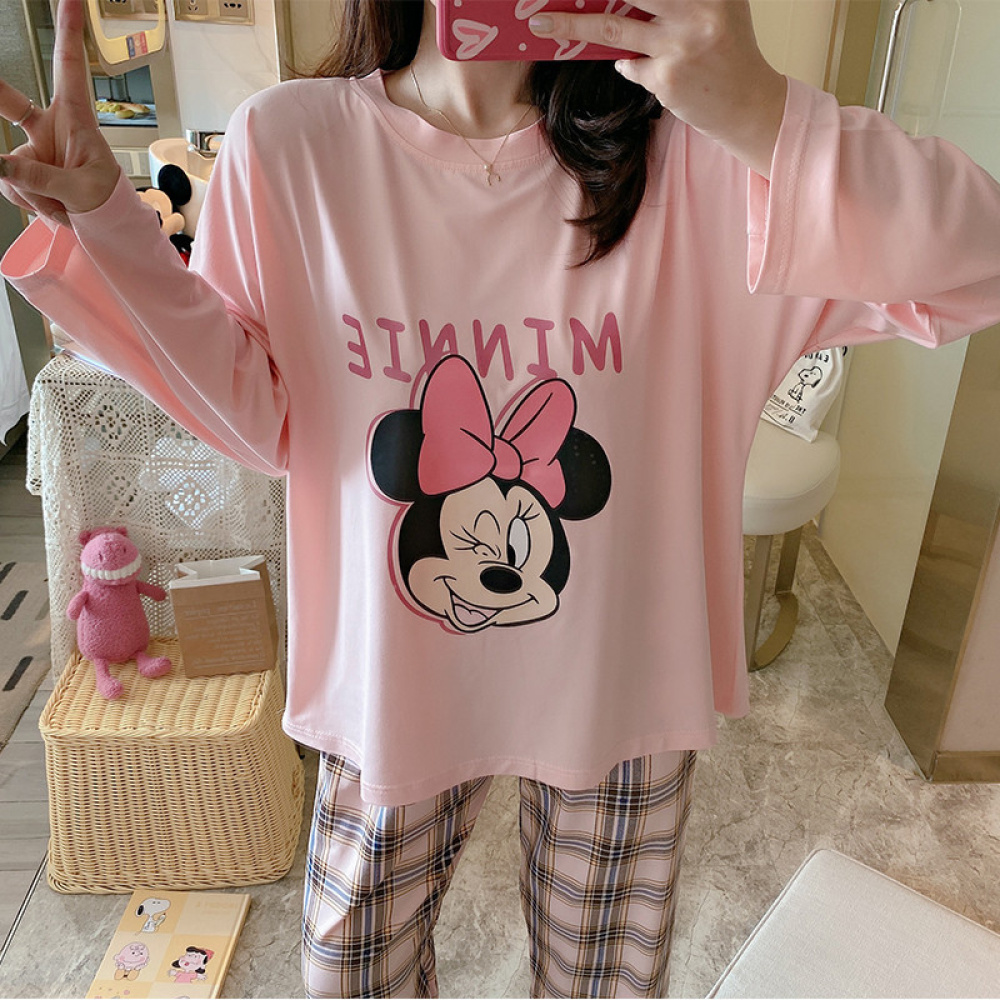 Long sleeve cotton pajamas printed Minnie Mouse with a girl wearing the pajamas and a background a room