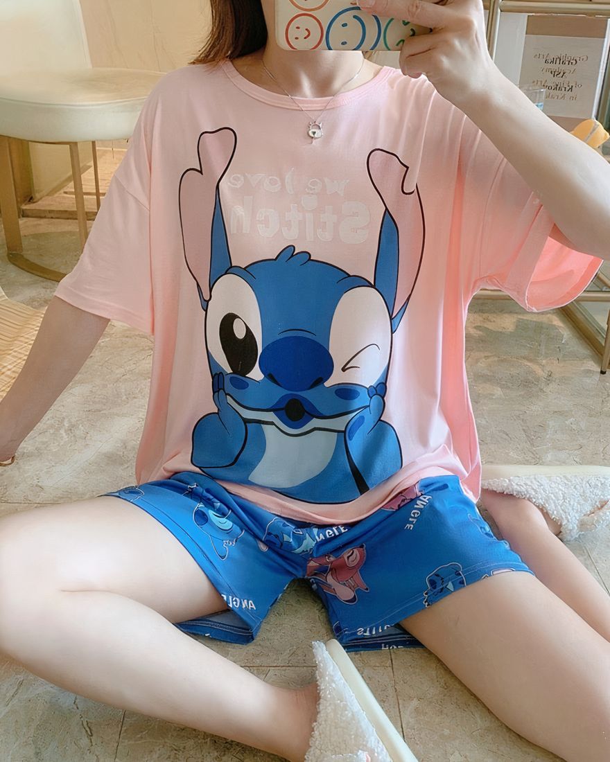 Two-piece pyjamas, t-shirt and shorts with pink and blue Stitch pattern, worn by a woman
