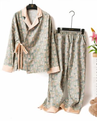 Two-piece kimono pajamas with bear pattern for women very fashionable on a belt