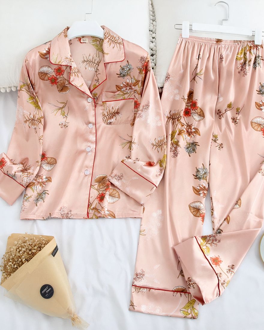 Two-piece pink pajamas with long sleeves and a flapped collar with a floral motif, very high quality