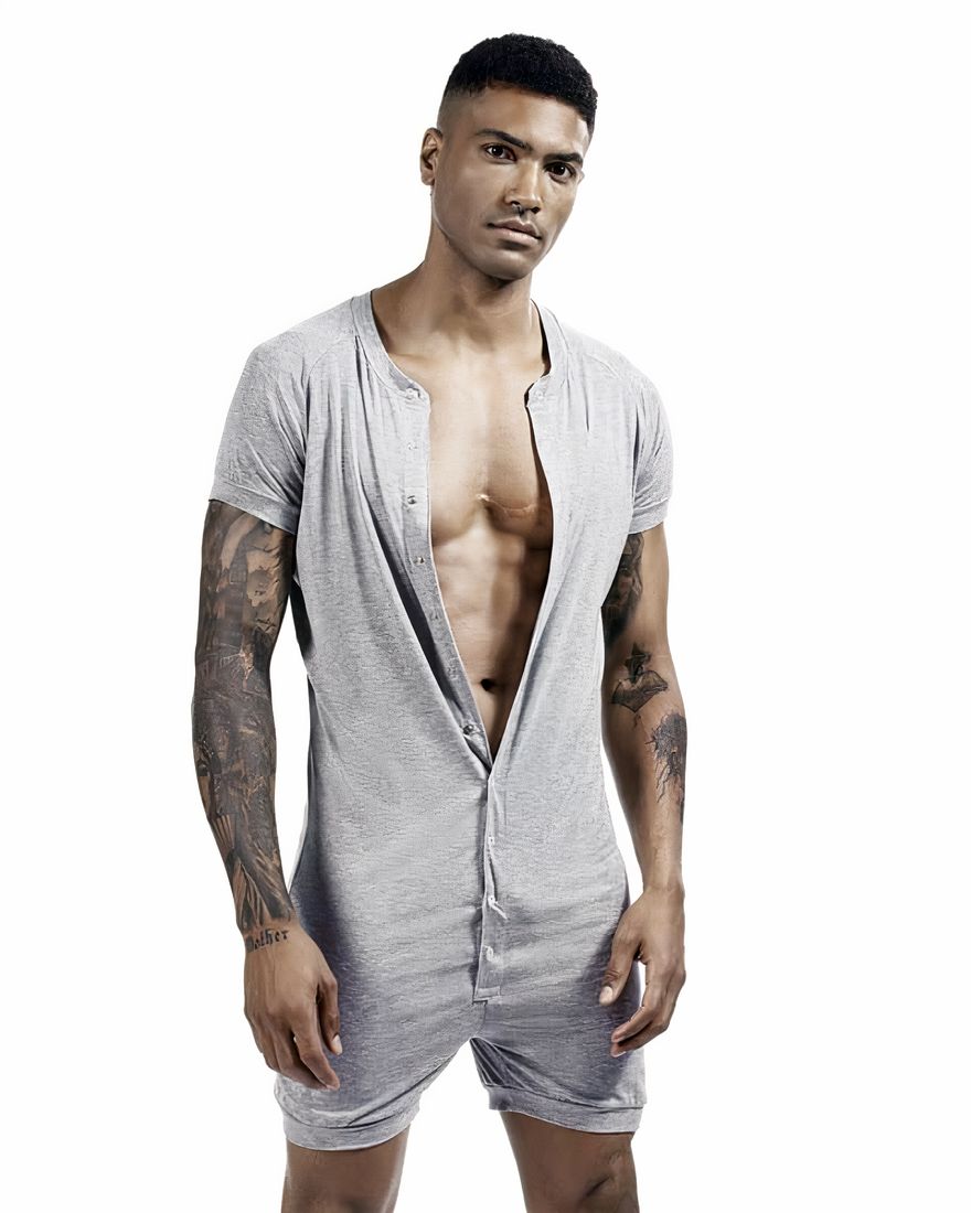 Pajama suit short and short sleeves for men gray sexy worn by a man