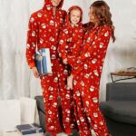 Hooded Christmas pajama suit for the whole family, worn by a family in front of a sofa in a house
