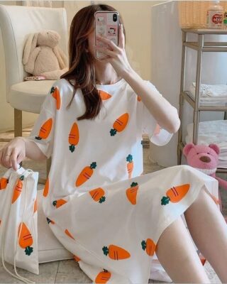 Pyjama nightgown in cotton with round neck and carrot pattern with a full bag worn by a woman