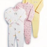 3-piece pyjama suit with feather and bird print for baby with white background