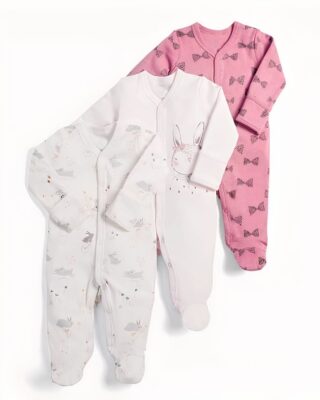 Three-piece baby pyjama suit with bunny and bow motif and white background