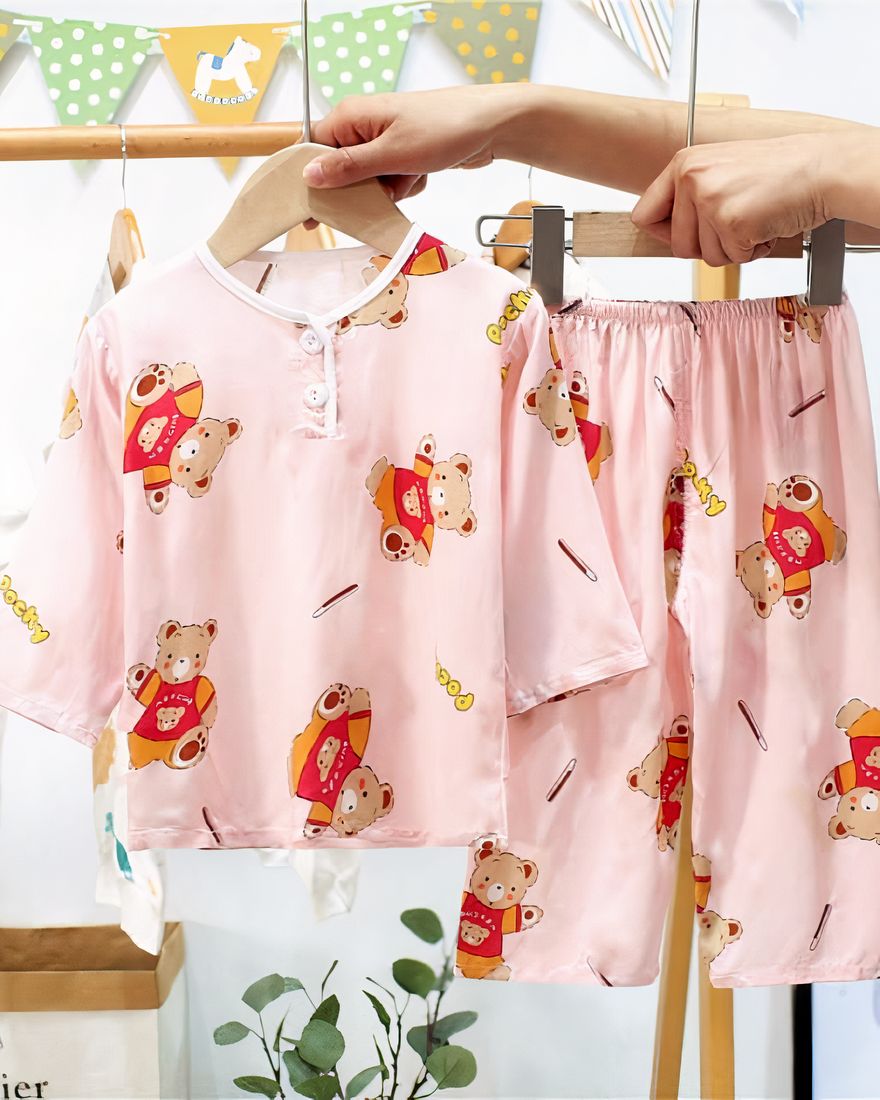 Two-piece pyjamas in pink cotton with bear print on a belt