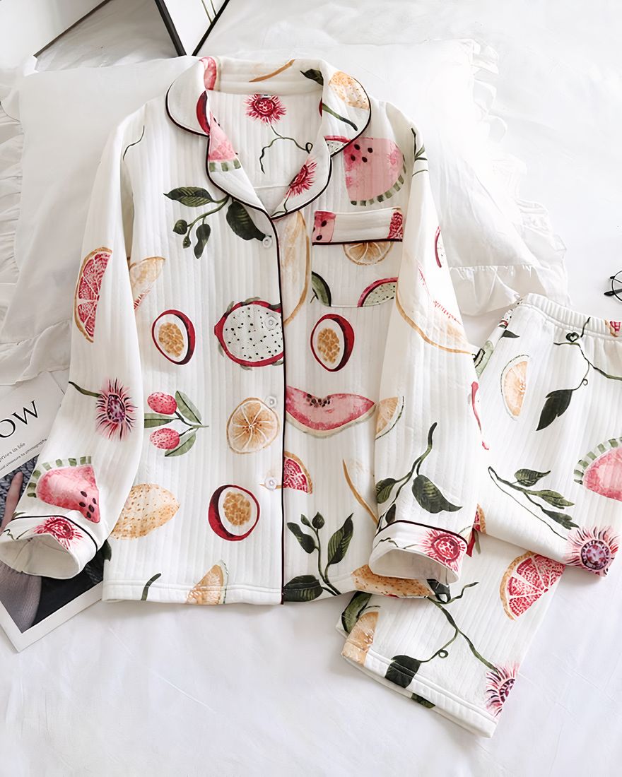 Japanese long sleeve cotton pajamas with fruit print with a magazine and a bezel on the side