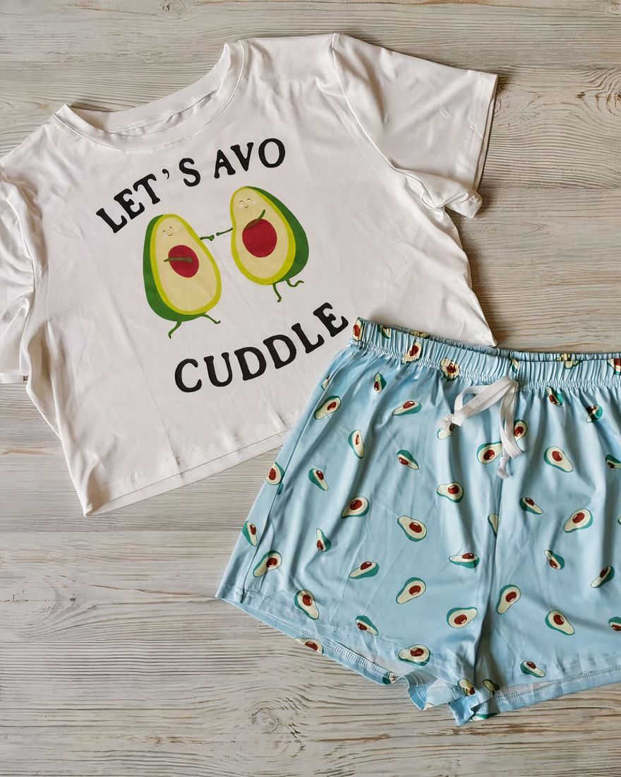 Women's two-piece pajamas with avocado and "LET'S AVO CUDDLE" pattern for women in fashion