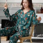 Women's two-piece pajamas with V-neck and floral pattern with a one-bedroom background